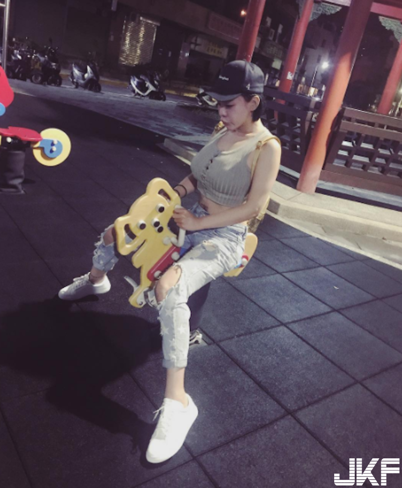 超兇妹子運動後「爆汗自拍」！前凸後翹的「大寫Ｓ曲線」！好想幫她擦汗啊！