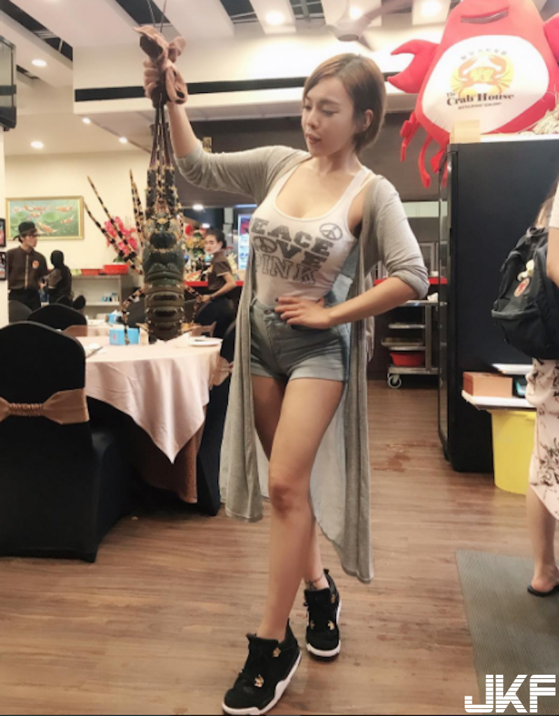 超兇妹子運動後「爆汗自拍」！前凸後翹的「大寫Ｓ曲線」！好想幫她擦汗啊！