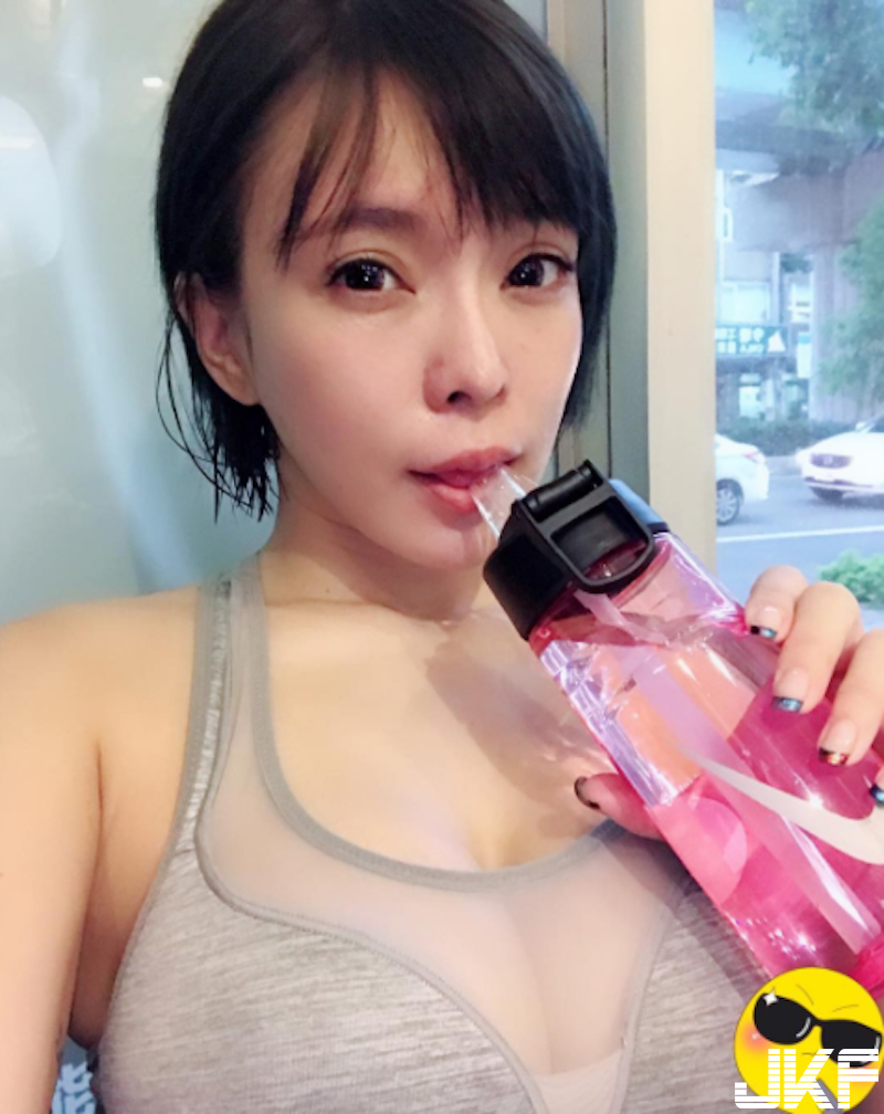 超兇妹子運動後「爆汗自拍」！前凸後翹的「大寫Ｓ曲線」！好想幫她擦汗啊！