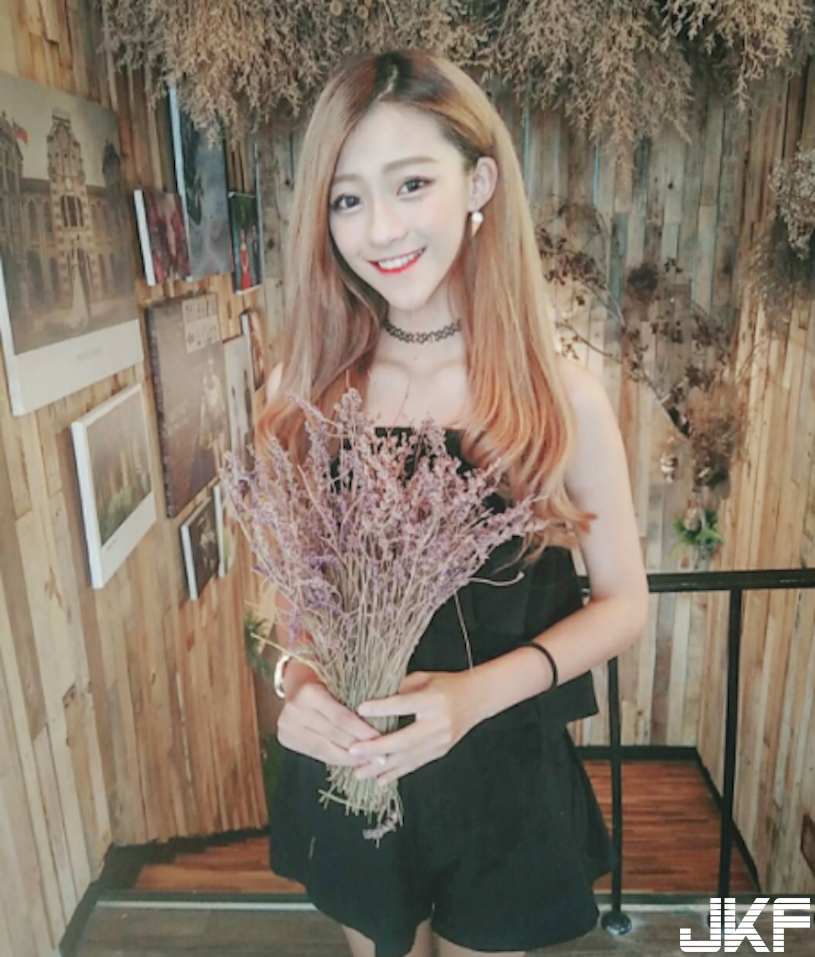 麗寶樂園驚見「一字馬正妹」！　網神出：原來是文大19歲校花！