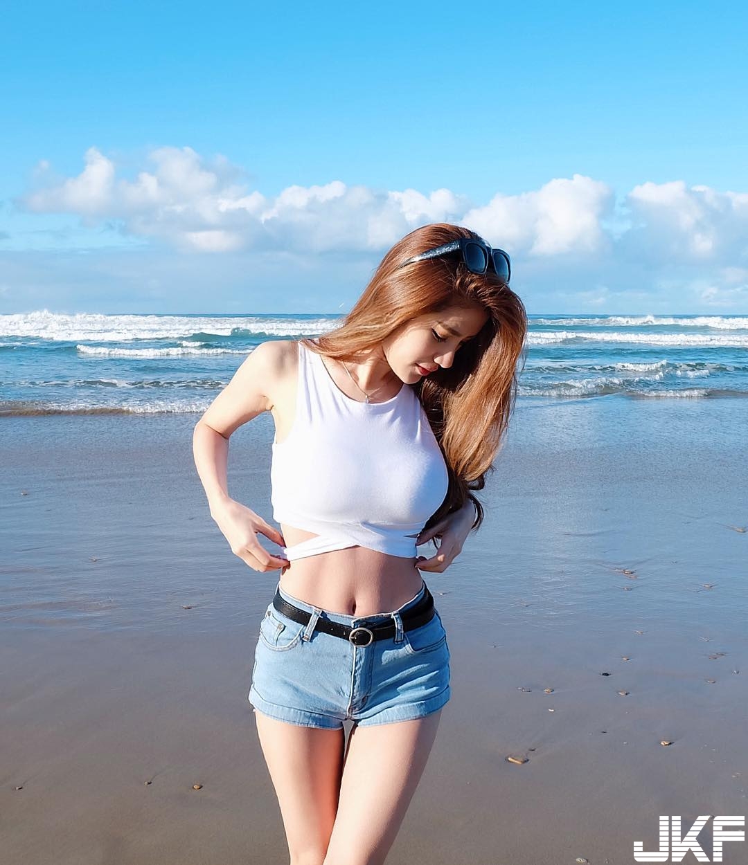 【球盟会】「甜美大馬妹」衣服下是絕猛身材！沙灘比基尼乳波陣陣！不晃會被撞到地上…
