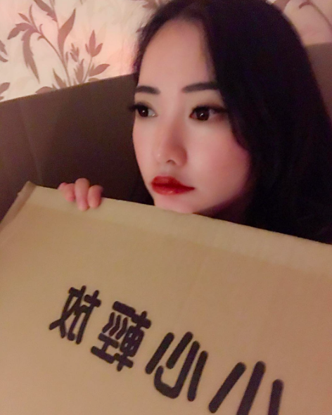 受不了～超萌貓女「乳量驚人」把自己裝到箱子裡，讓人好想直接打包回家呀～