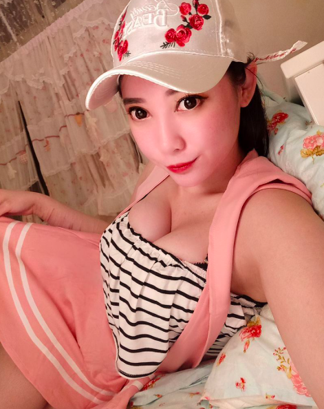 受不了～超萌貓女「乳量驚人」把自己裝到箱子裡，讓人好想直接打包回家呀～