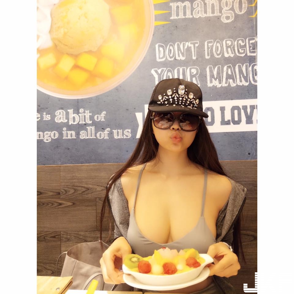 爆乳正妹「超低胸上衣」疑似中空出門逛街！渾圓的「飽滿形狀」真的太邪惡了…