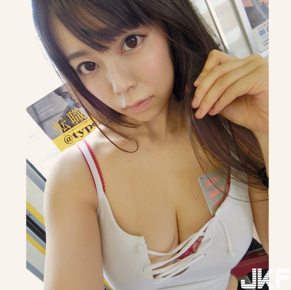 爆乳正妹「超低胸上衣」疑似中空出門逛街！渾圓的「飽滿形狀」真的太邪惡了…