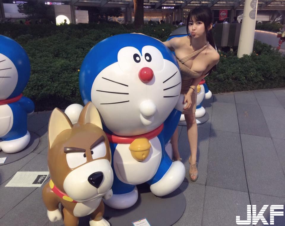 爆乳正妹「超低胸上衣」疑似中空出門逛街！渾圓的「飽滿形狀」真的太邪惡了…