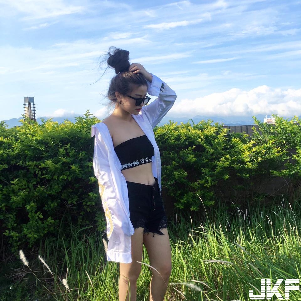 霸氣外露！「帥氣正妹」小露側乳性感破錶！壞壞造型下身材超火辣！