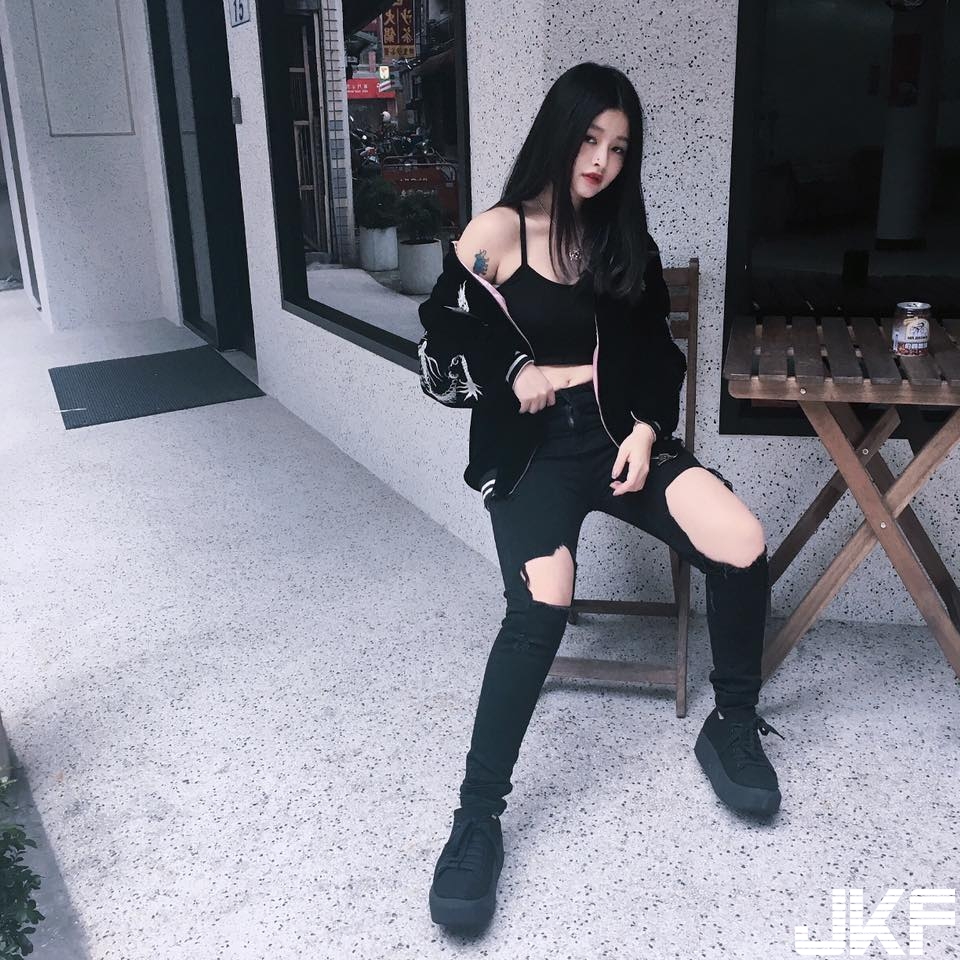 霸氣外露！「帥氣正妹」小露側乳性感破錶！壞壞造型下身材超火辣！
