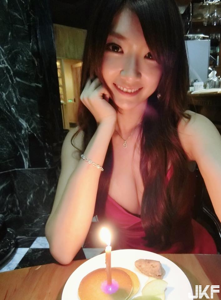 白皙正妹挺E奶健身「邪惡角度」讓嫩乳呼之欲出！畫面讓網友大喊受不了…