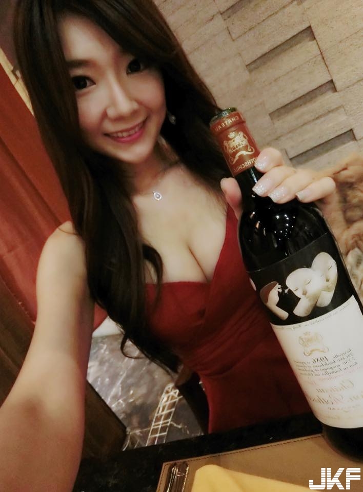 白皙正妹挺E奶健身「邪惡角度」讓嫩乳呼之欲出！畫面讓網友大喊受不了…