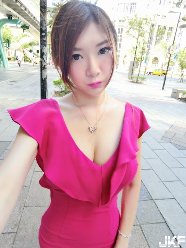 白皙正妹挺E奶健身「邪惡角度」讓嫩乳呼之欲出！畫面讓網友大喊受不了…
