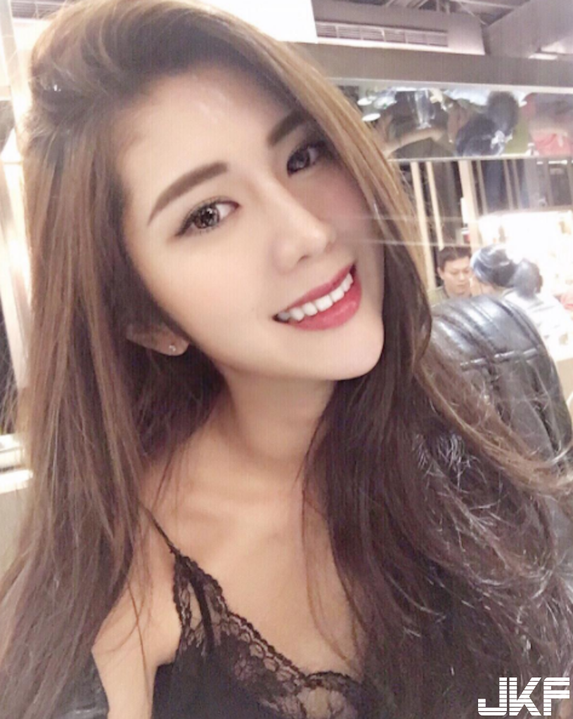長腿辣姊「解放超強美乳」，渾圓南半球快溢出，完全是天菜正妹！