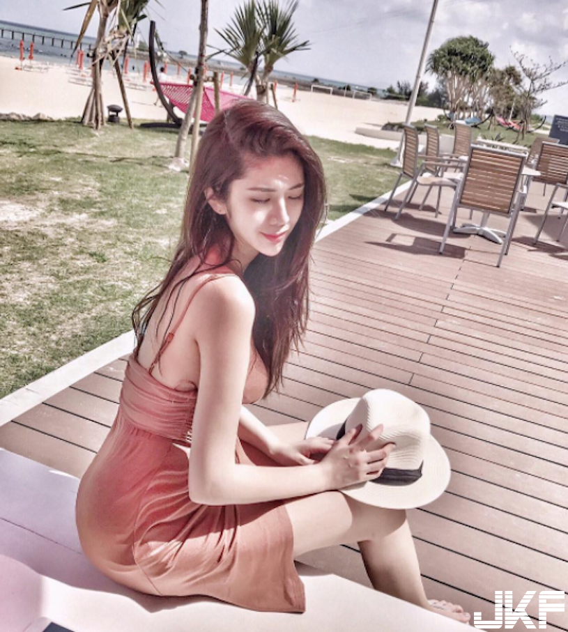 長腿辣姊「解放超強美乳」，渾圓南半球快溢出，完全是天菜正妹！