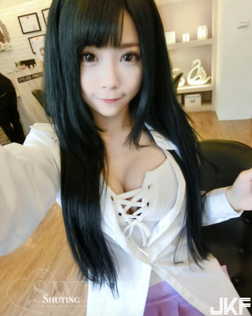 超可愛！路邊驚見「極品美乳妹」挑逗照好壞壞！深夜放送「養眼福利」讓人好興奮喔…