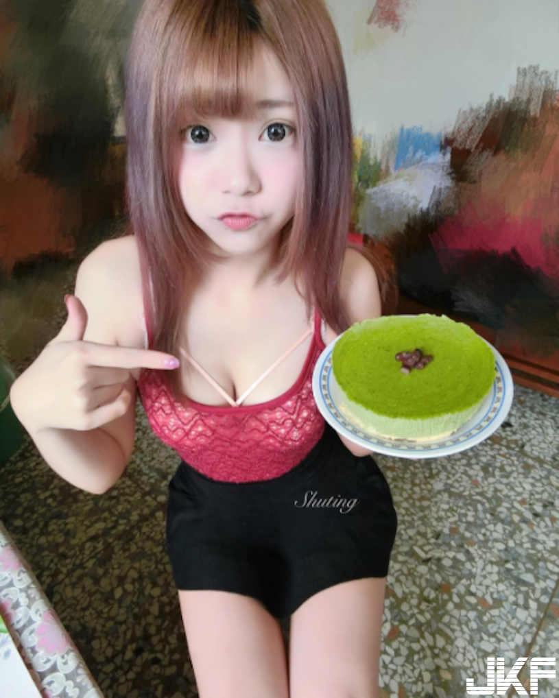 超可愛！路邊驚見「極品美乳妹」挑逗照好壞壞！深夜放送「養眼福利」讓人好興奮喔…