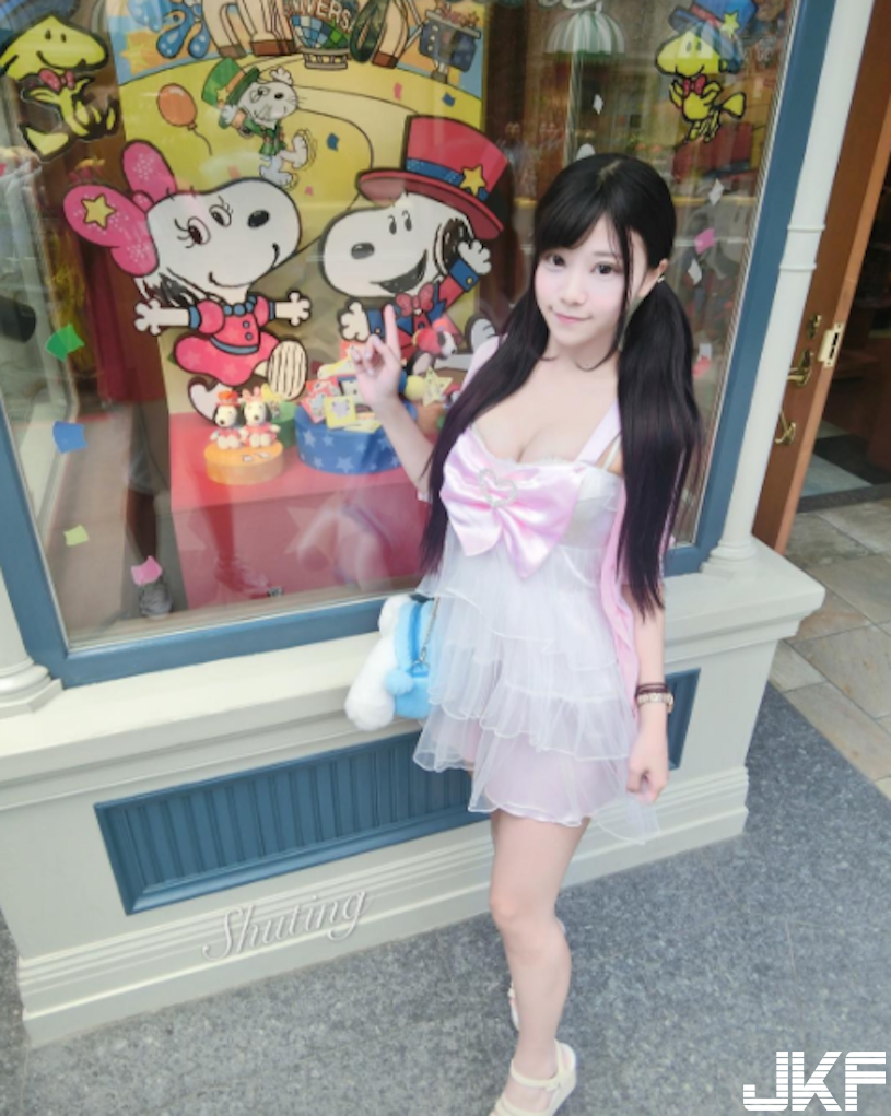 超可愛！路邊驚見「極品美乳妹」挑逗照好壞壞！深夜放送「養眼福利」讓人好興奮喔…