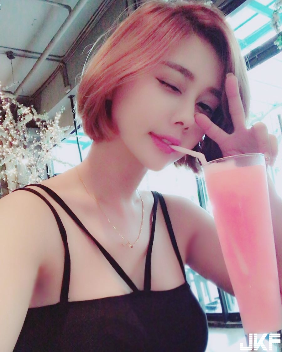 比基尼隱形！短髮辣妹「奶球形狀」好立體超明顯，網驚呼：這奶我能玩一年！