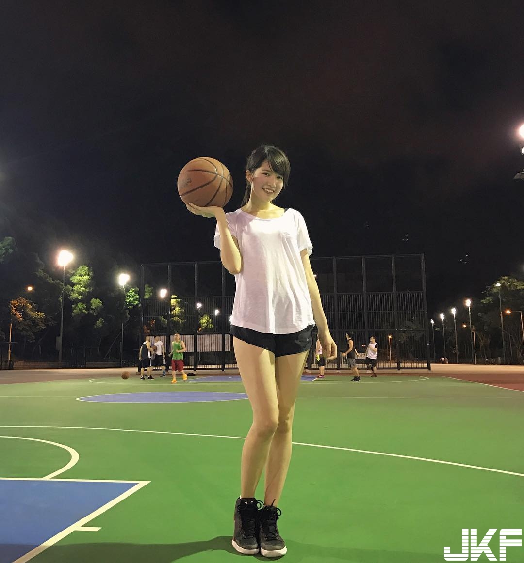 籃球場出現「甜美正妹」！清新妹子讓網友瘋狂跪求傳送門！又初戀了&#8230;