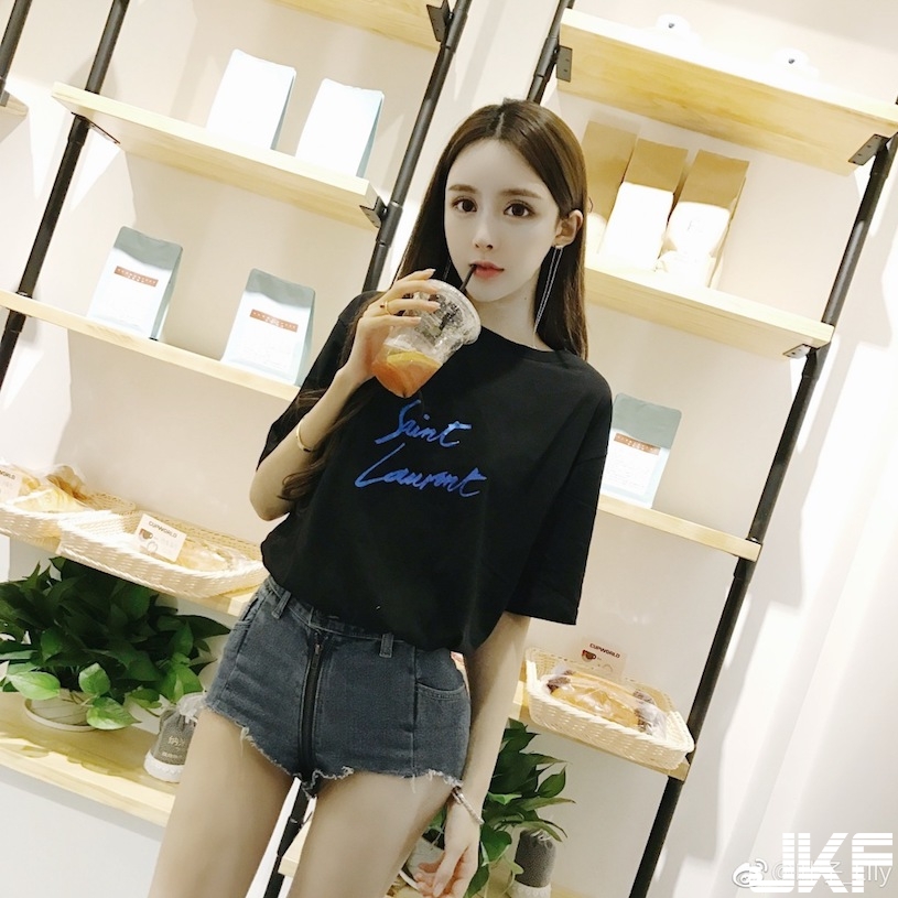21歲甜美網拍老闆娘！海邊辣曬「雪白美肌」，透嫩到讓人流口水&#8230;