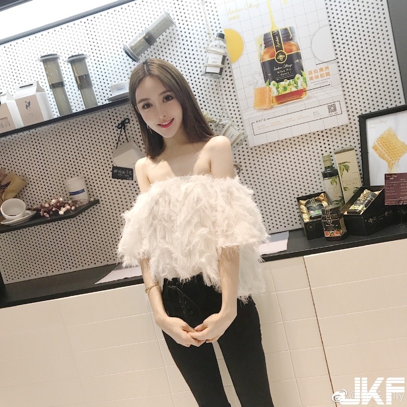 21歲甜美網拍老闆娘！海邊辣曬「雪白美肌」，透嫩到讓人流口水&#8230;