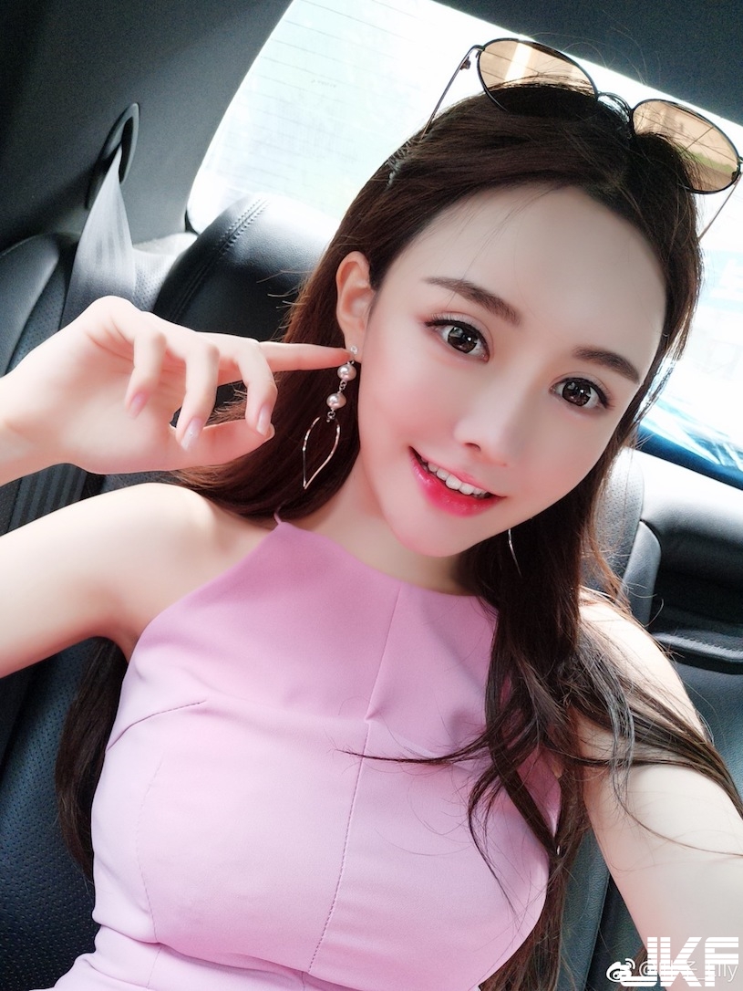 21歲甜美網拍老闆娘！海邊辣曬「雪白美肌」，透嫩到讓人流口水&#8230;