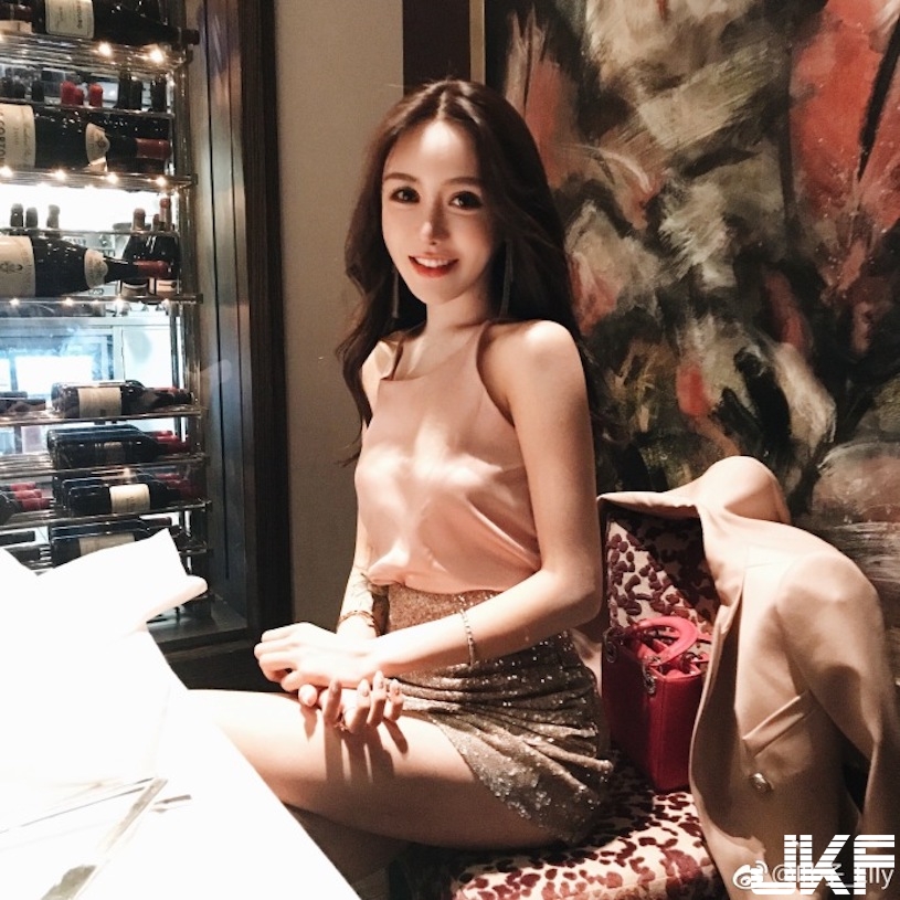 21歲甜美網拍老闆娘！海邊辣曬「雪白美肌」，透嫩到讓人流口水&#8230;