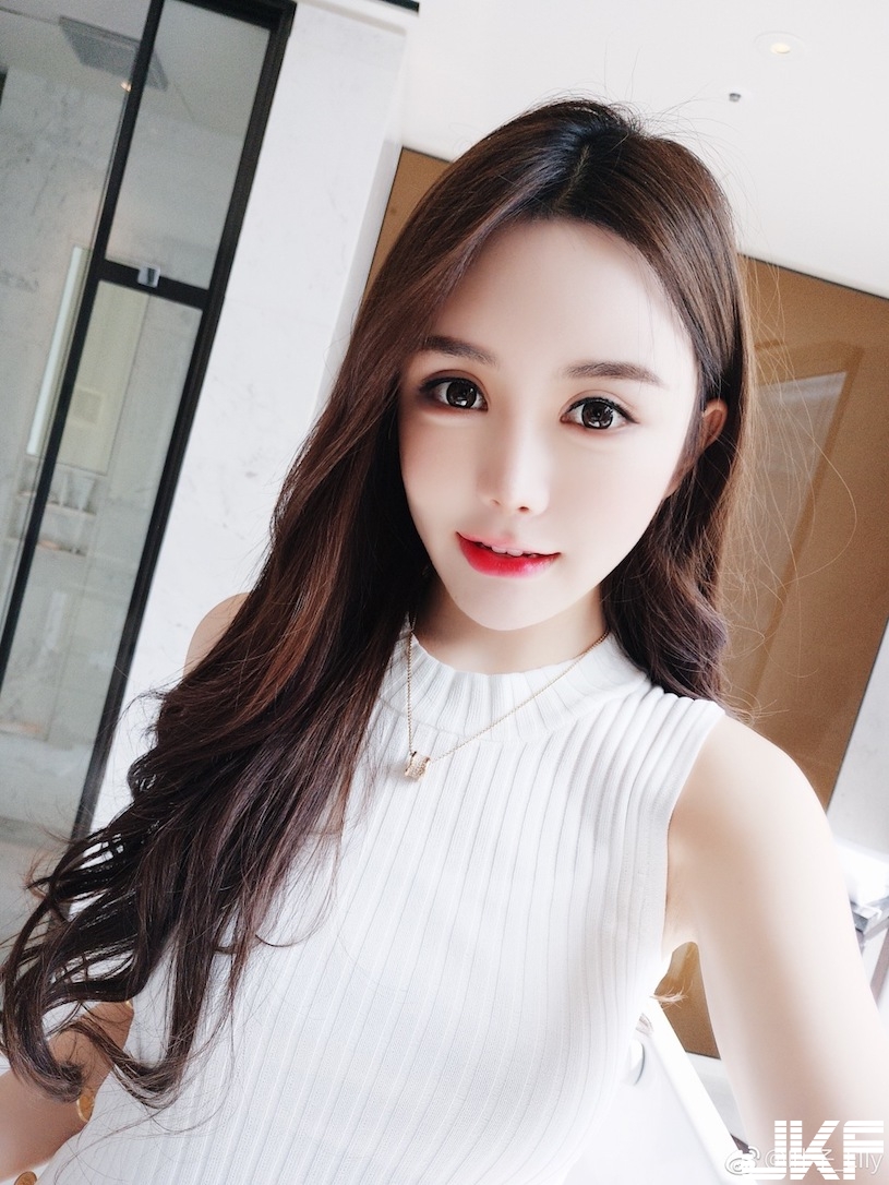 21歲甜美網拍老闆娘！海邊辣曬「雪白美肌」，透嫩到讓人流口水&#8230;