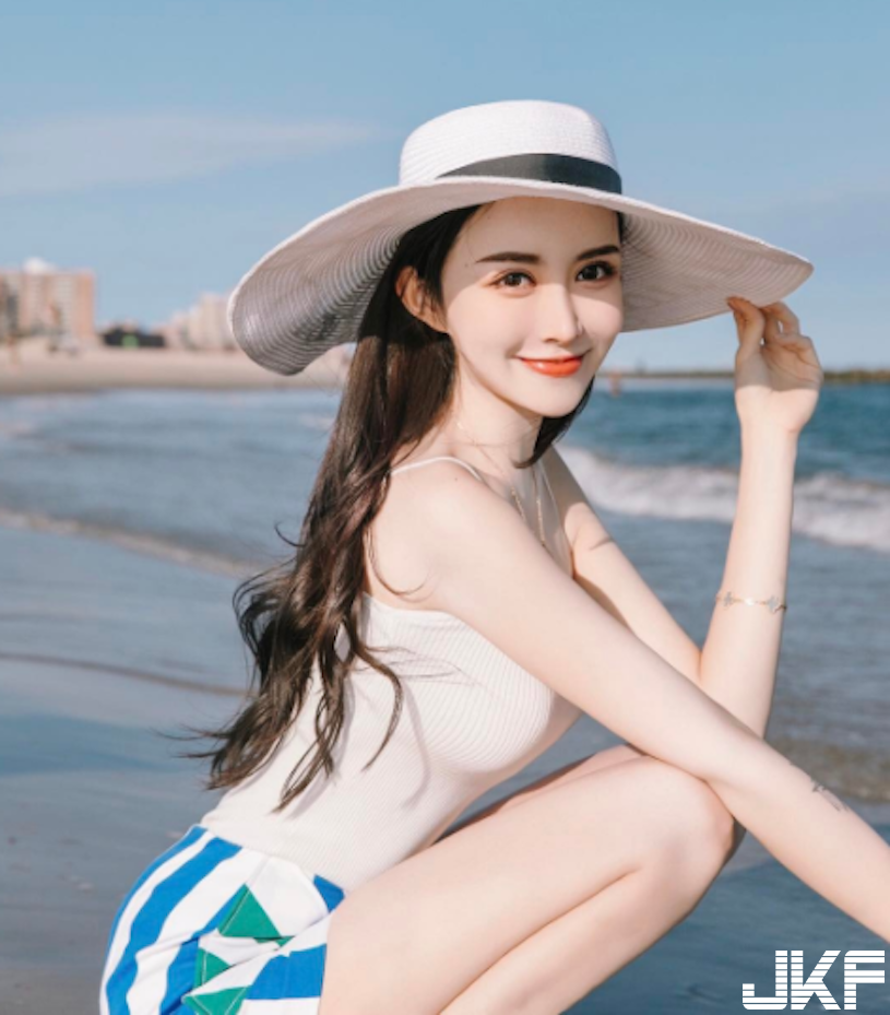 21歲甜美網拍老闆娘！海邊辣曬「雪白美肌」，透嫩到讓人流口水&#8230;