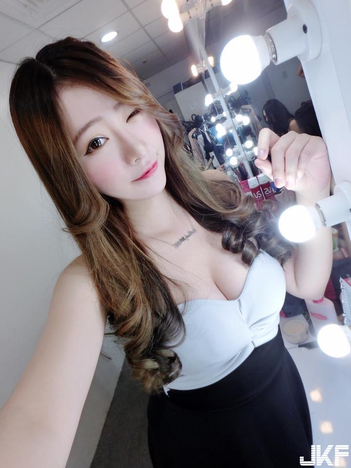 「D奶甜心」低胸禮服好兇猛！胸前「邪惡交叉」讓人幻想無限！