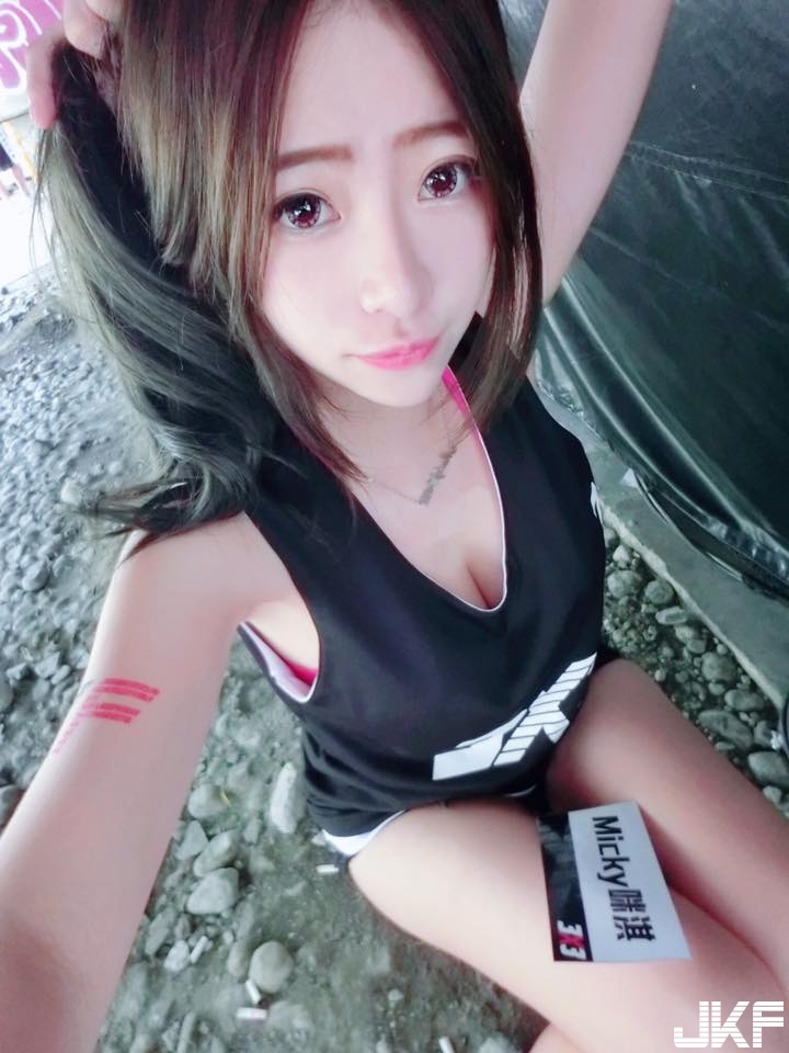 「D奶甜心」低胸禮服好兇猛！胸前「邪惡交叉」讓人幻想無限！