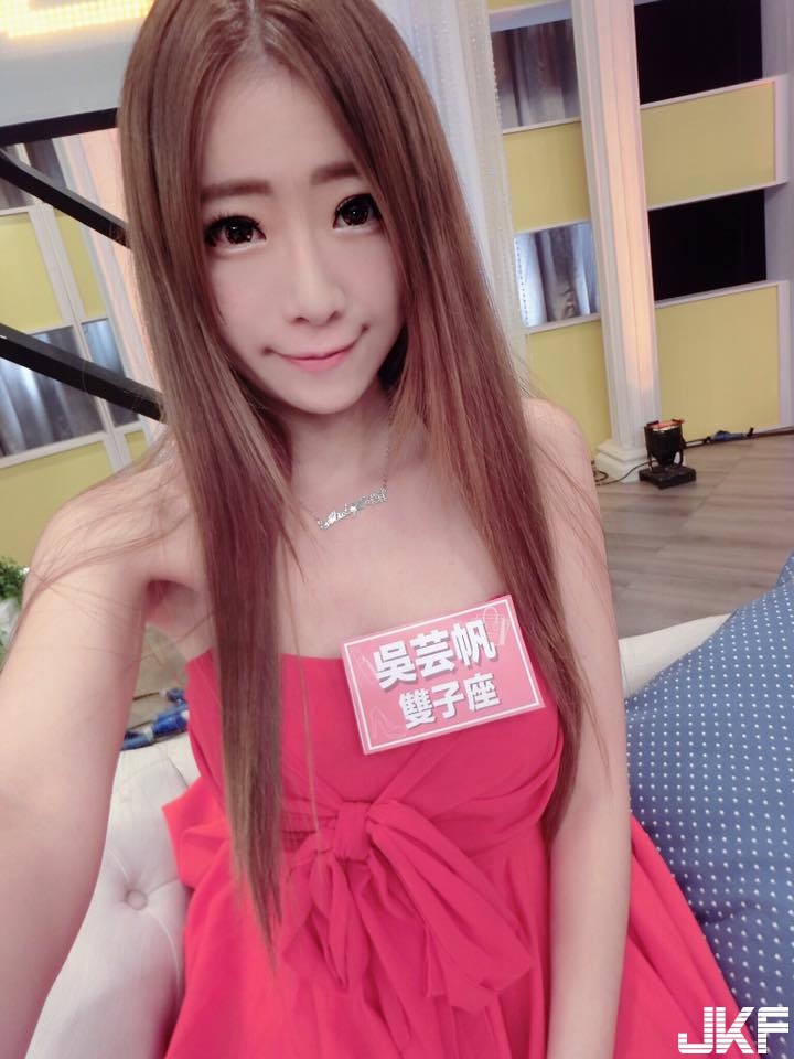 「D奶甜心」低胸禮服好兇猛！胸前「邪惡交叉」讓人幻想無限！