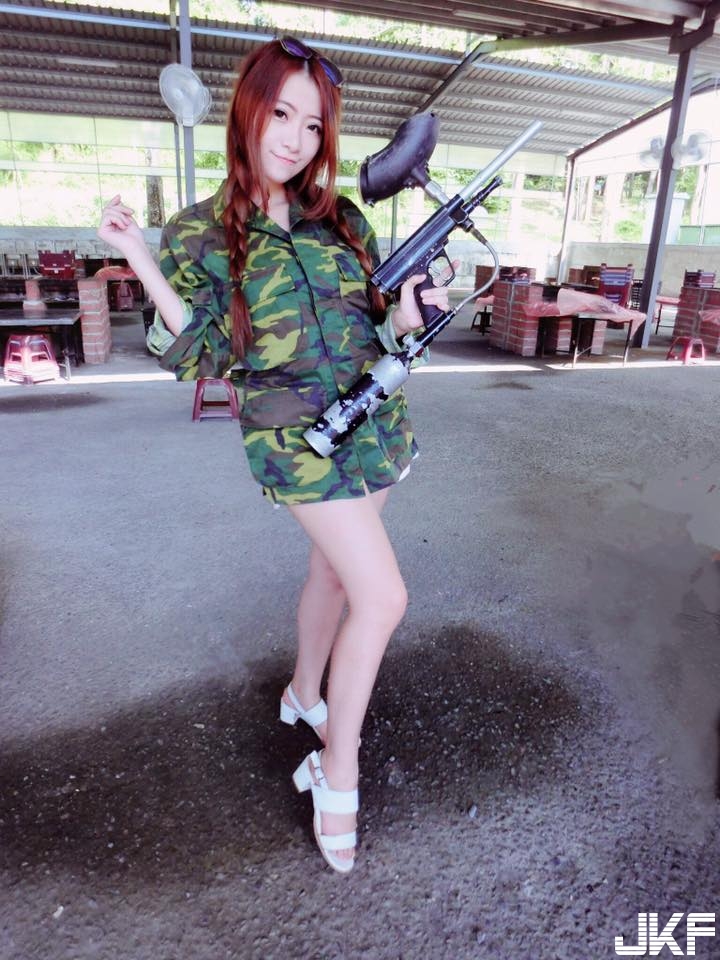 「D奶甜心」低胸禮服好兇猛！胸前「邪惡交叉」讓人幻想無限！