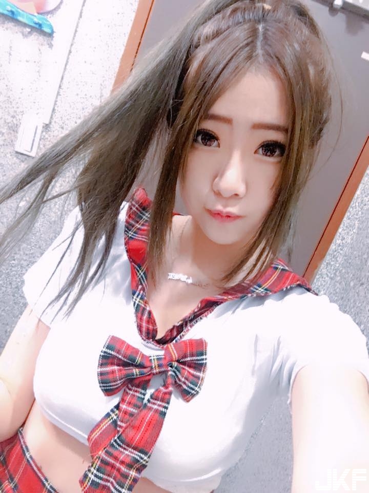 「D奶甜心」低胸禮服好兇猛！胸前「邪惡交叉」讓人幻想無限！