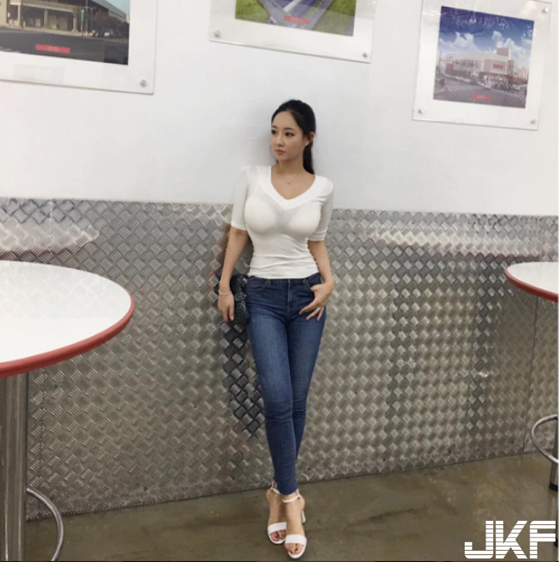 大賣場遇到「前凸後翹」大奶妹！胸前兩顆「白色砲彈」好驚人！這Ｓ曲線誰受得了&#8230;