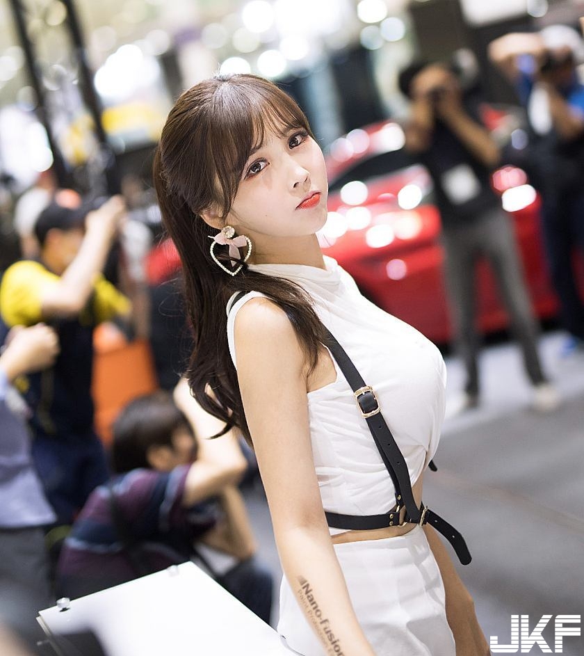 一早吃什麼？正妹V領大露「雪白嫩乳」，手上麥片配牛奶溢出來又滿出來…