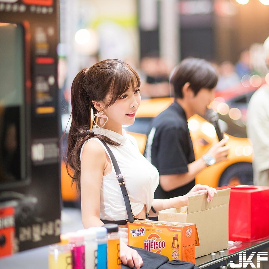 一早吃什麼？正妹V領大露「雪白嫩乳」，手上麥片配牛奶溢出來又滿出來…