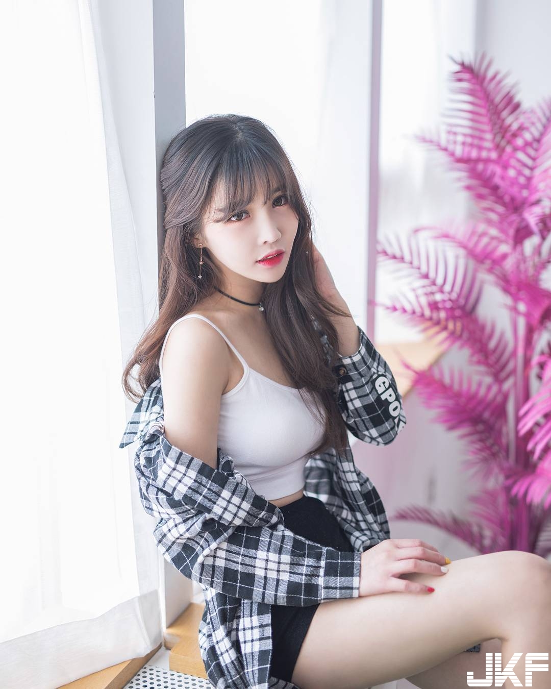 一早吃什麼？正妹V領大露「雪白嫩乳」，手上麥片配牛奶溢出來又滿出來…