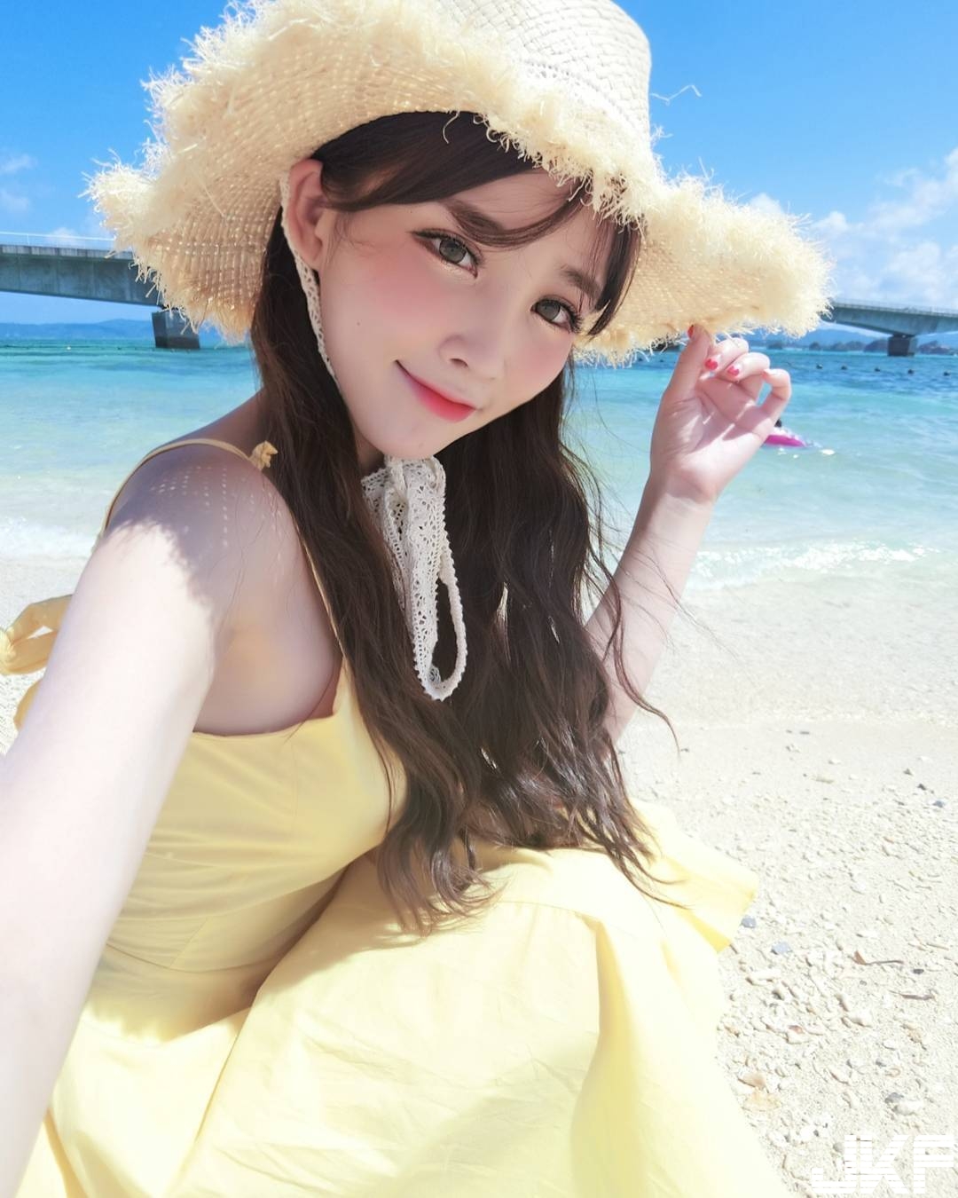 一早吃什麼？正妹V領大露「雪白嫩乳」，手上麥片配牛奶溢出來又滿出來…