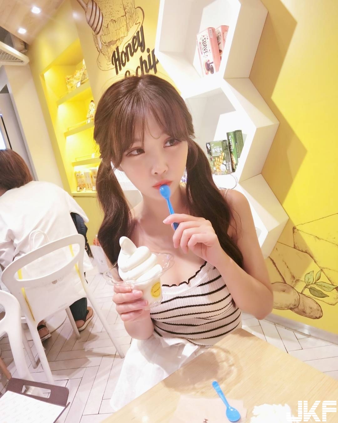 一早吃什麼？正妹V領大露「雪白嫩乳」，手上麥片配牛奶溢出來又滿出來…
