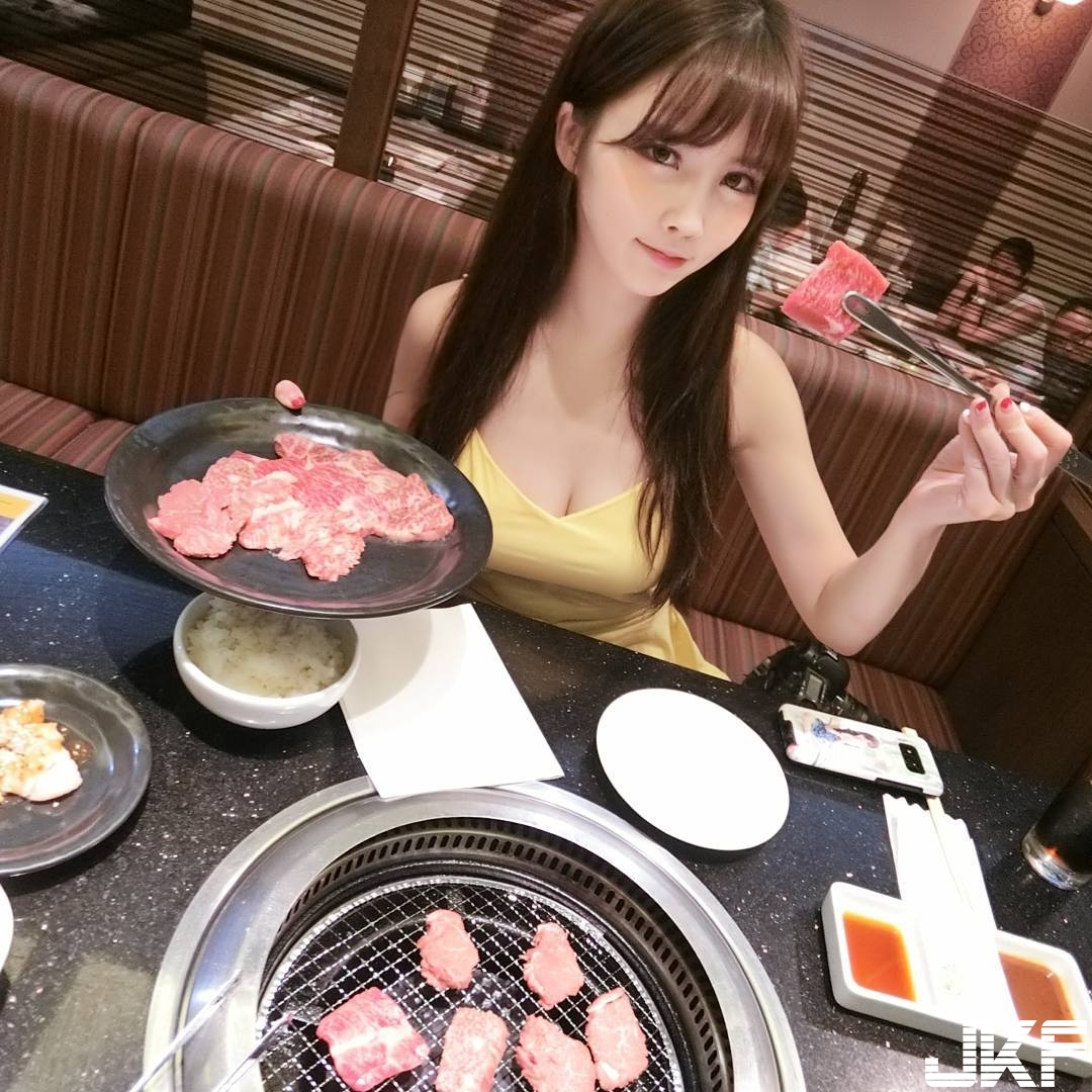 一早吃什麼？正妹V領大露「雪白嫩乳」，手上麥片配牛奶溢出來又滿出來…