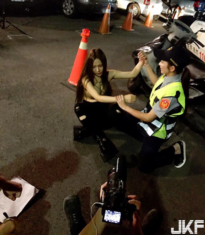 快衝了啦！超正「女警姐妹花」臨檢引Line瘋傳！幸福的「臨檢畫面」讓網友都投降了…
