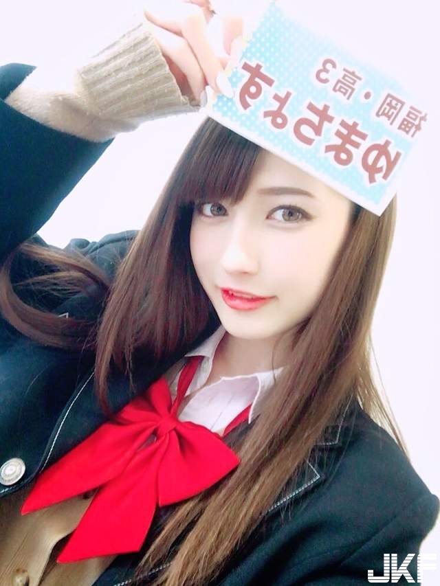 19歲「美乳混血妹」才高中就拍半裸寫真！難抵擋的「剛成年誘惑」讓人幻想大開！