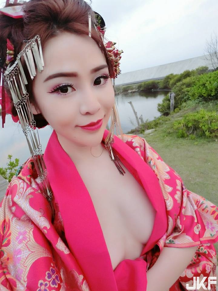「性感花魁」和服敞開「衣不蔽體」美乳全都見客了！魅惑大眼電力十足！