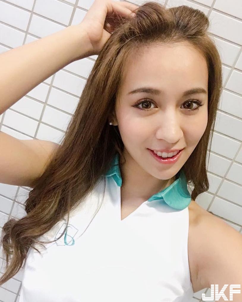 啦啦隊正妹海邊「放送性感美背」！傲人曲線「養眼到極致」！