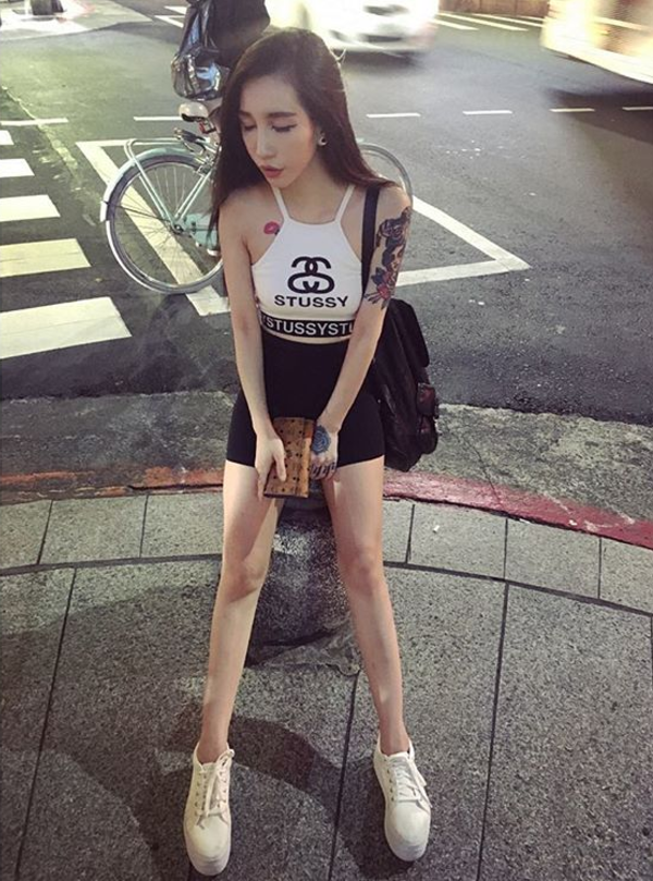 深V到肚臍高衩開到腰！「長腿辣妹」超敢穿挑逗你每根視神經！