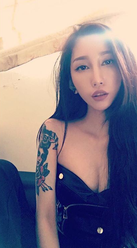 深V到肚臍高衩開到腰！「長腿辣妹」超敢穿挑逗你每根視神經！