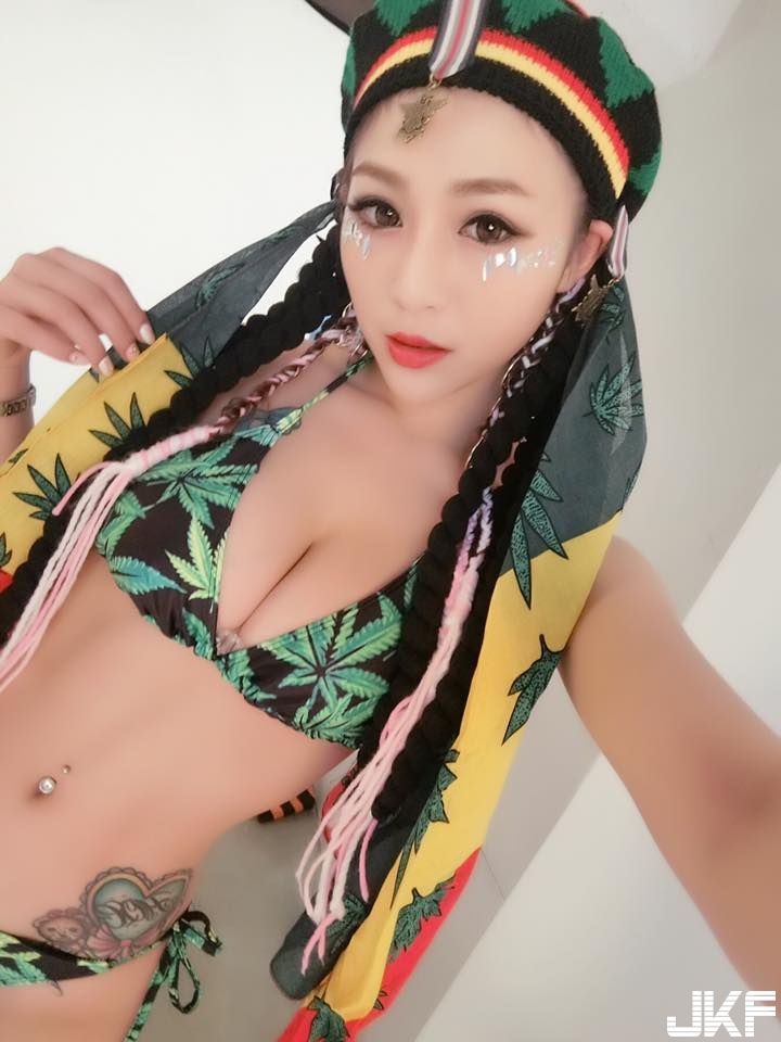 八字大波！超猛開胸衣長輩分開開自拍，不只有溢出的豪乳還有完美的形狀！