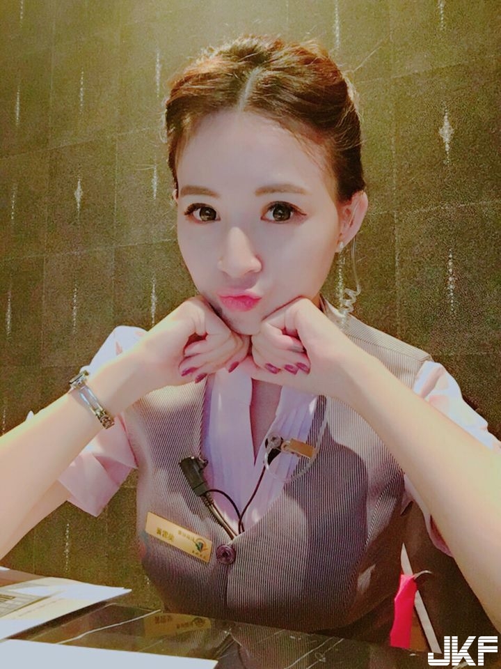 「爆乳OL」下班需要大解放！32D「雪白嫩乳」忍不住掉出見客