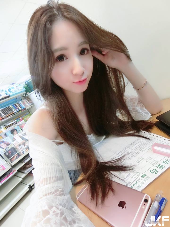 「爆乳OL」下班需要大解放！32D「雪白嫩乳」忍不住掉出見客