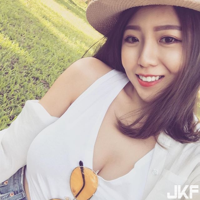 豪乳美睫師！頂著巨兇大長輩幫客人服務，直接就是天堂及享受了&#8230;.